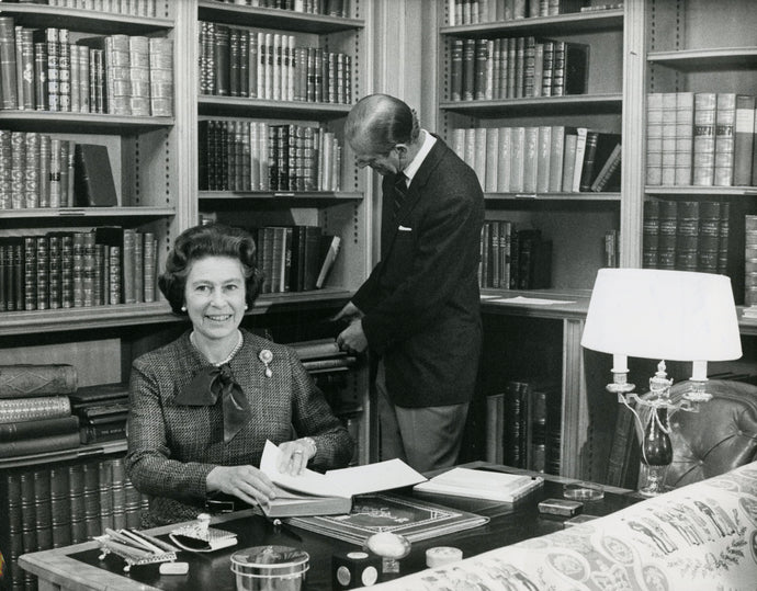 Queen Elizabeth II. und Prince Philip in ihrer Bibliothek auf Balmoral, Schottland, 1977 | OstLicht Vintage Photo Sale
