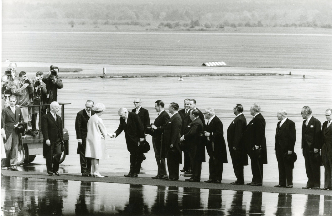 Bundespräsident Heinrich Lübke begrüßt Queen Elizabeth II. am Kölner Flughafen, Deutschland/BRD, Köln, Mai 1965 | OstLicht Vintage Photo Sale