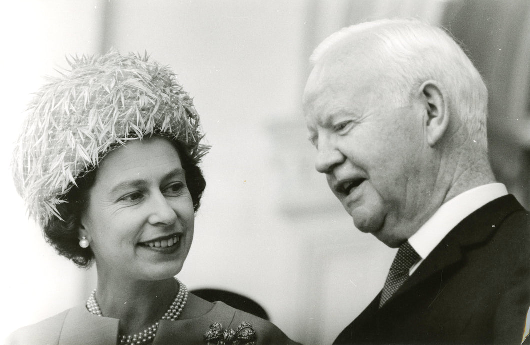 Queen Elizabeth II. und Bundespräsident Heinrich Lübke, erster Staatsbesuch, Deutschland/BRD, Mai 1965 | OstLicht Vintage Photo Sale