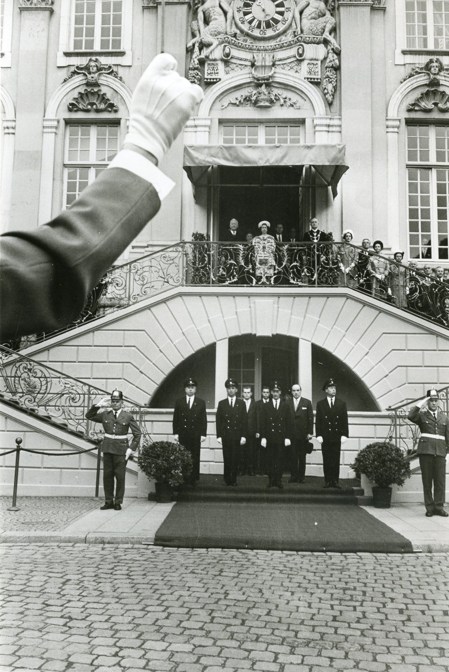 Queen Elizabeth II. mit Bundespräsident Heinrich Lübke am Balkon des Bonner Rathauses, Deutschland/BRD, Bonn, Hofgarten, Mai 1965 | OstLicht Vintage Photo Sale