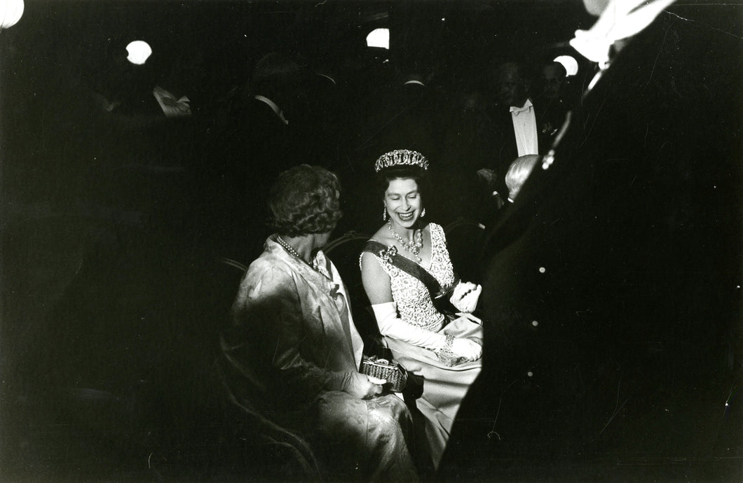 Queen Elizabeth II. bei einem von Bundespräsidenten Lübke zu ihren Ehren gegebenen Empfangsdinner im Schloss Augustusburg,Deutschland/BRD, Brühl, Mai 1965 | OstLicht Vintage Photo Sale