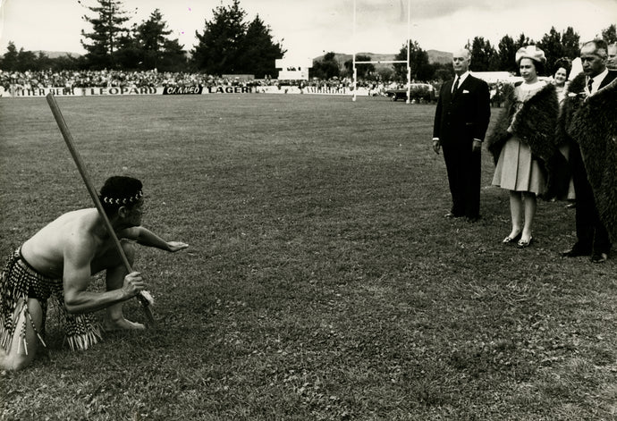 Maori begrüßt Queen Elizabeth, Neuseeland, Gisborne, 1970 | Foto: Colin Davey (GB) | OstLicht Vintage Photo Sale