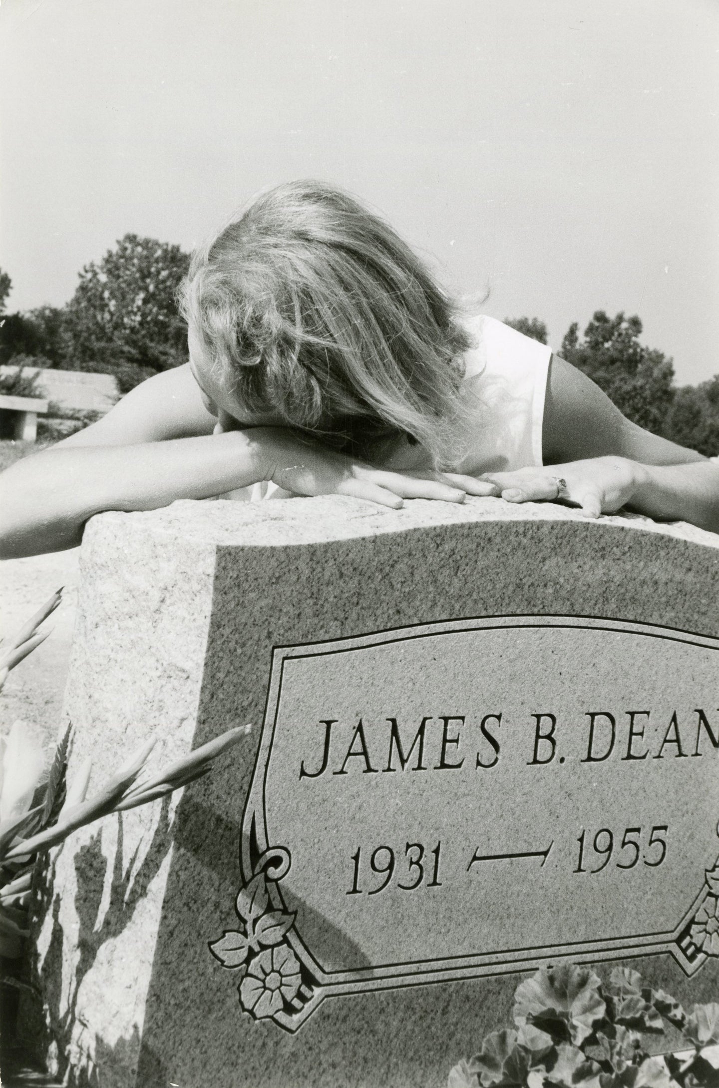 James Deans Grabstein, 1956 | Foto: Paul Slade (1924–1979, US) | OstLicht Vintage Photo Sale