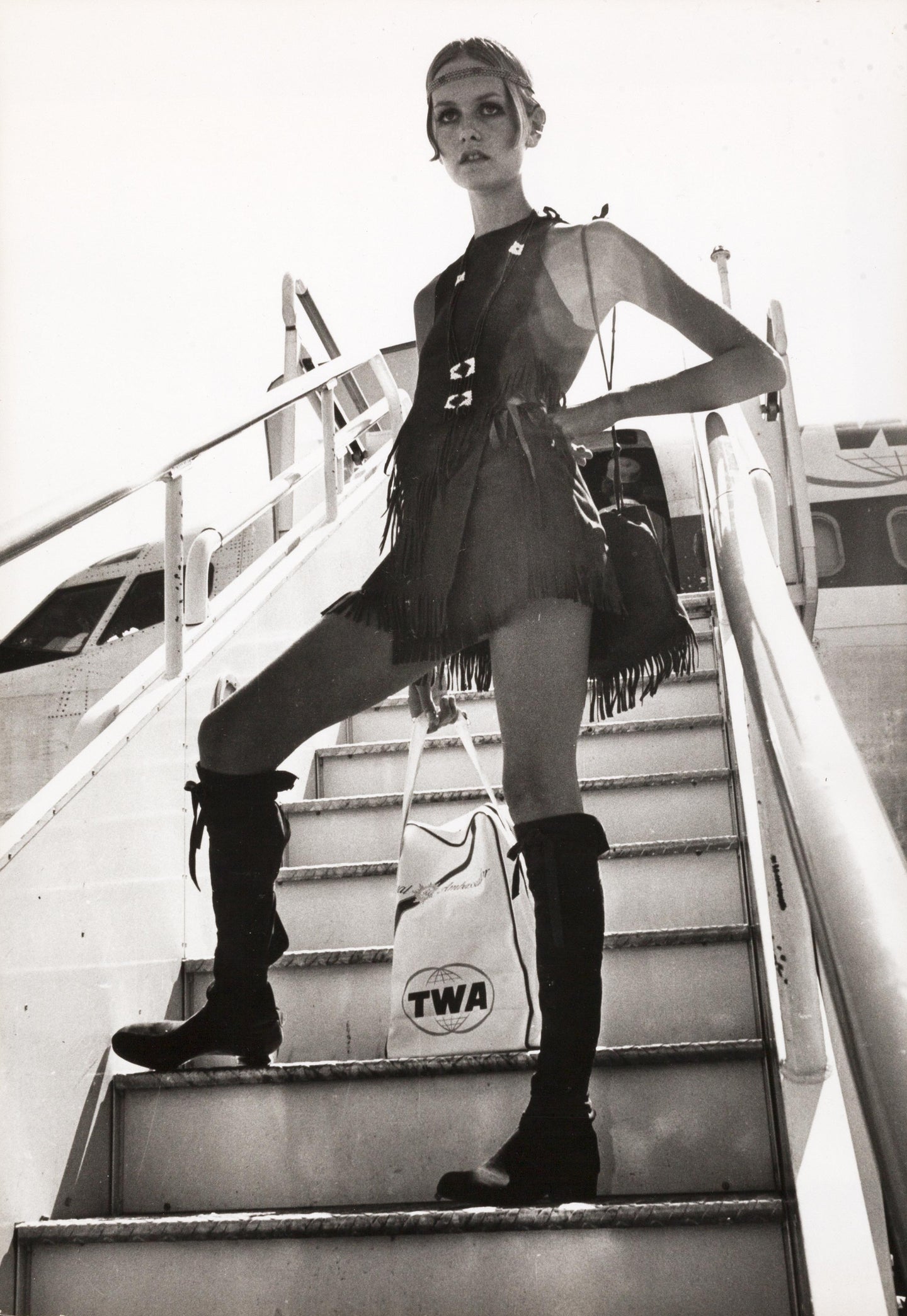 Twiggy im Hiawatha-Outfit, 1967 | OstLicht Vintage Photo Sale