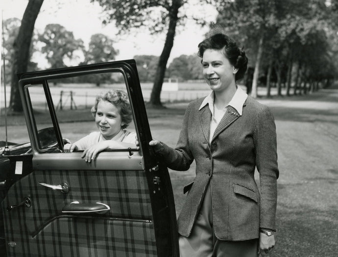 The Queen und Princess Anne am persönlichen Auto der Queen, Windsor, 1959 | Foto: Lisa Sheridan (1894–1966, GB) | OstLicht Vintage Photo Sale