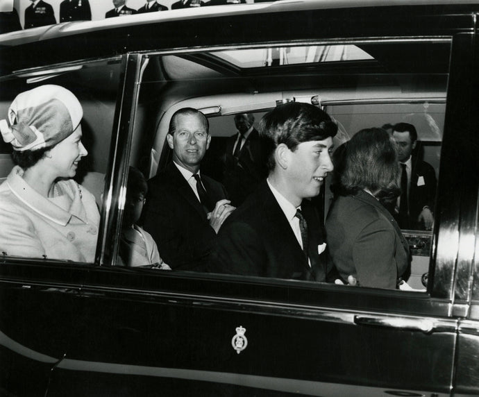 Die Royal Family in der königlichen Limousine, London, 1965 | OstLicht Vintage Photo Sale