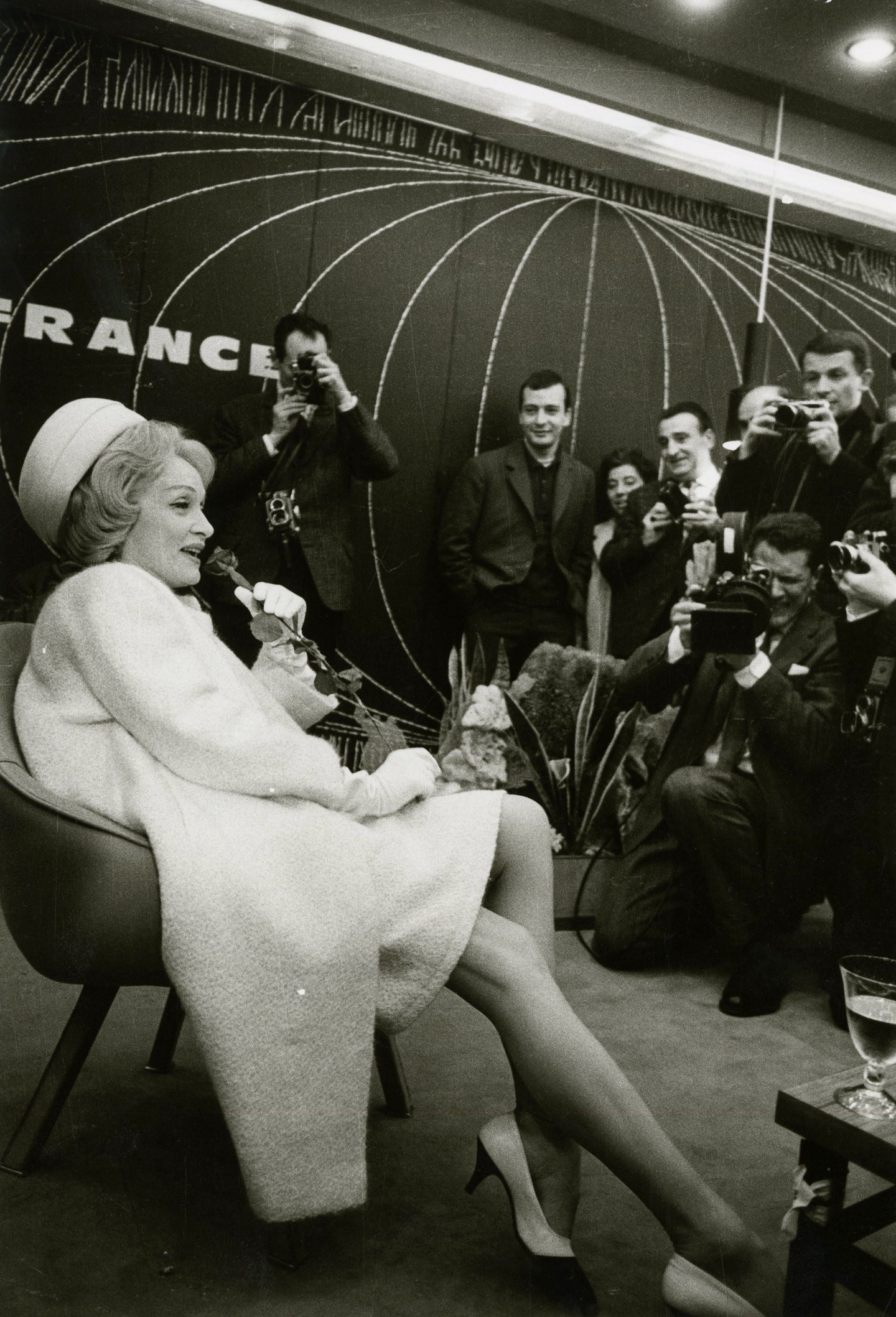 Marlene Dietrich am Flughafen Orly, Frankreich, Paris, 1962 | Foto: Philippe Le Tellier (*, FR) | OstLicht Vintage Photo Sale