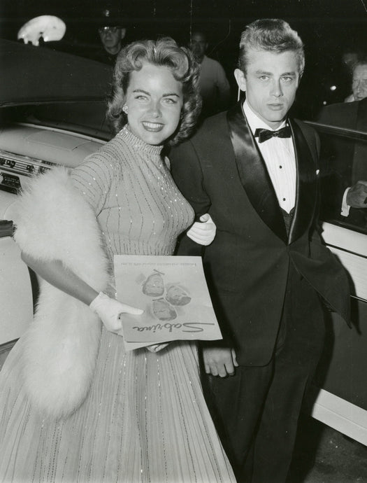 James Dean und Terry Moore, Ankunft beim Paramount Theater in Hollywood, Los Angeles, 22. September 1954 | OstLicht Vintage Photo Sale