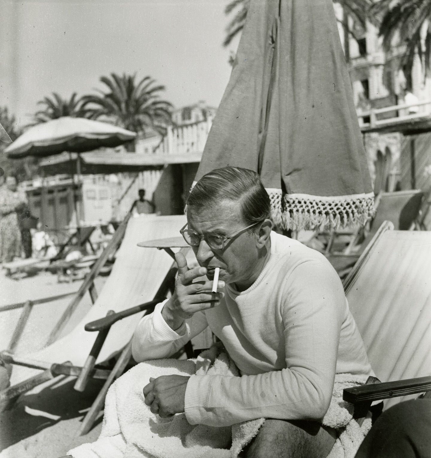 Jean Paul Satre am Strand, Cannes Festival, Frankreich, 1946 | Foto: Yves Manciet (1925–2018, FR) | OstLicht Vintage Photo Sale