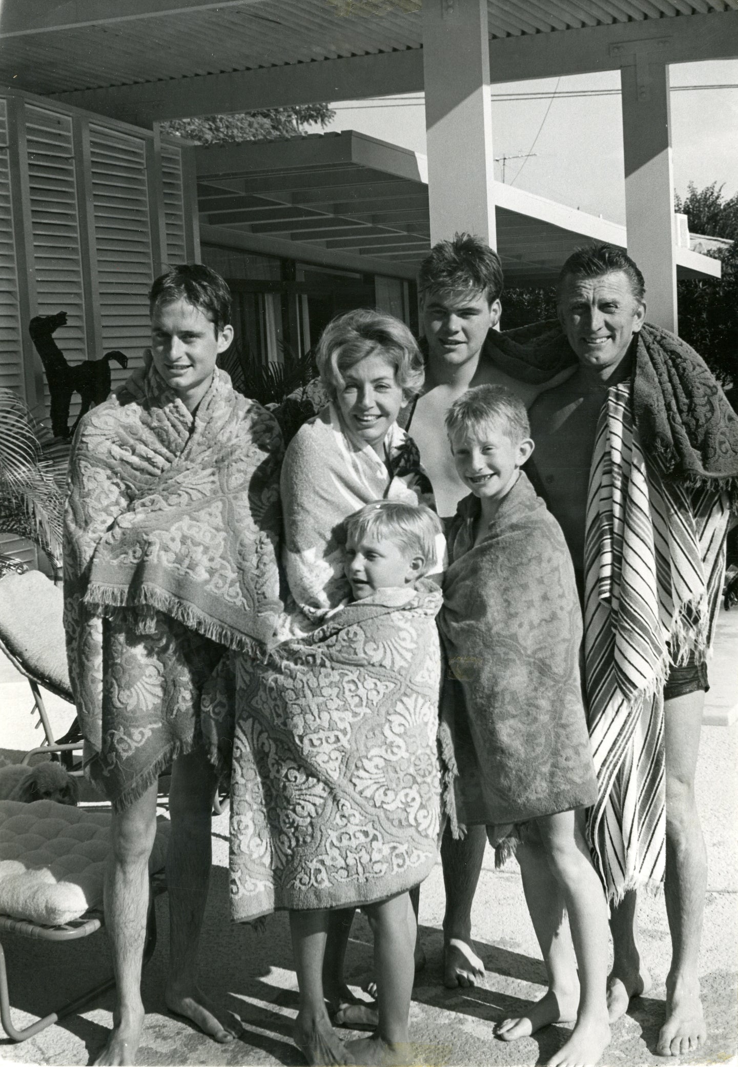 Kirk Douglas und Anne Buydens mit ihren vier Söhnen am Strand, 1952 | Foto: John R. Hamilton (1923–1997, US) | OstLicht Vintage Photo Sale