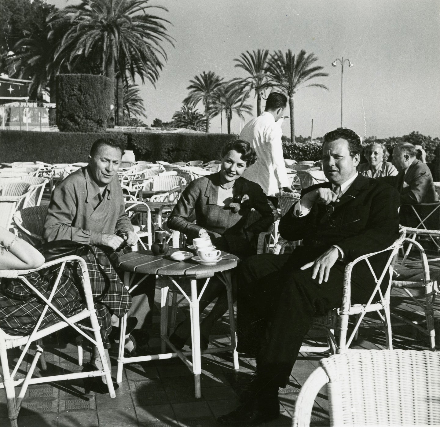 Orson Welles und Gaby Andreu auf der Frühstücksterasse, Cannes Festival, Frankreich, 1947 | Foto: Pierre Manciet (FR) | OstLicht Vintage Photo Sale