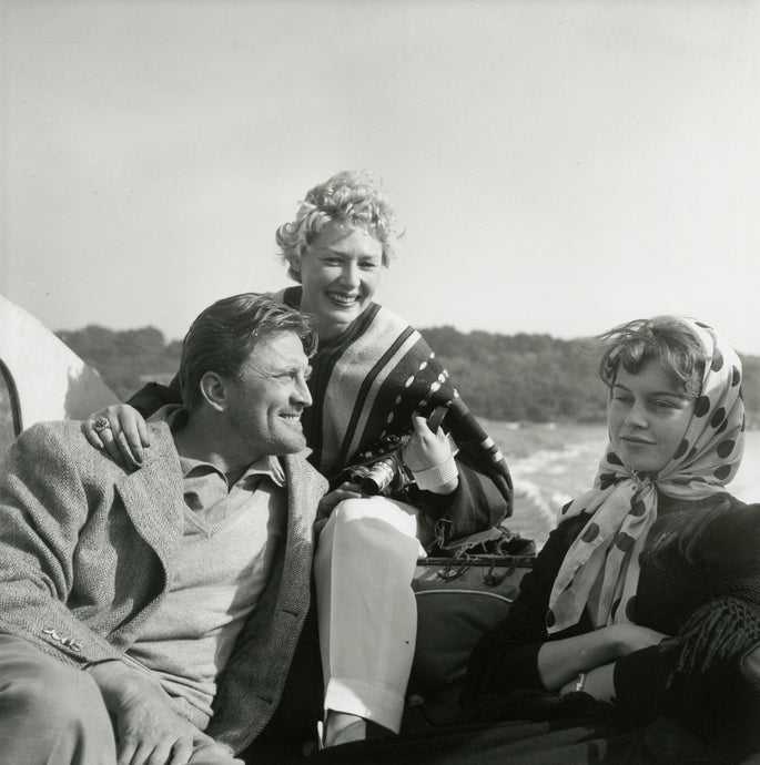 Brigit Bardot und Kirk Douglas bei einer Bootsfahrt, Cannes Festival, Frankreich, 1956 | Foto: Michou Simon (1931–2002, FR) | OstLicht Vintage Photo Sale