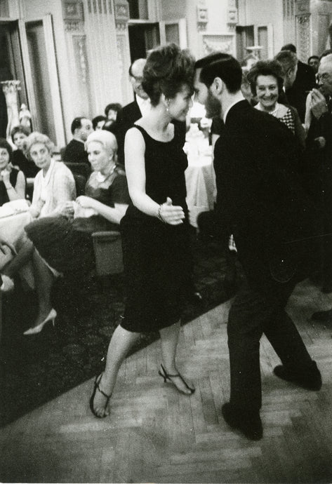 Tanzendes Paar auf einer Party, Cinema Festival Moscow, Russland, Moskau, 1963 | Foto: Max Scheler (1928–2003, DE) | OstLicht Vintage Photo Sale