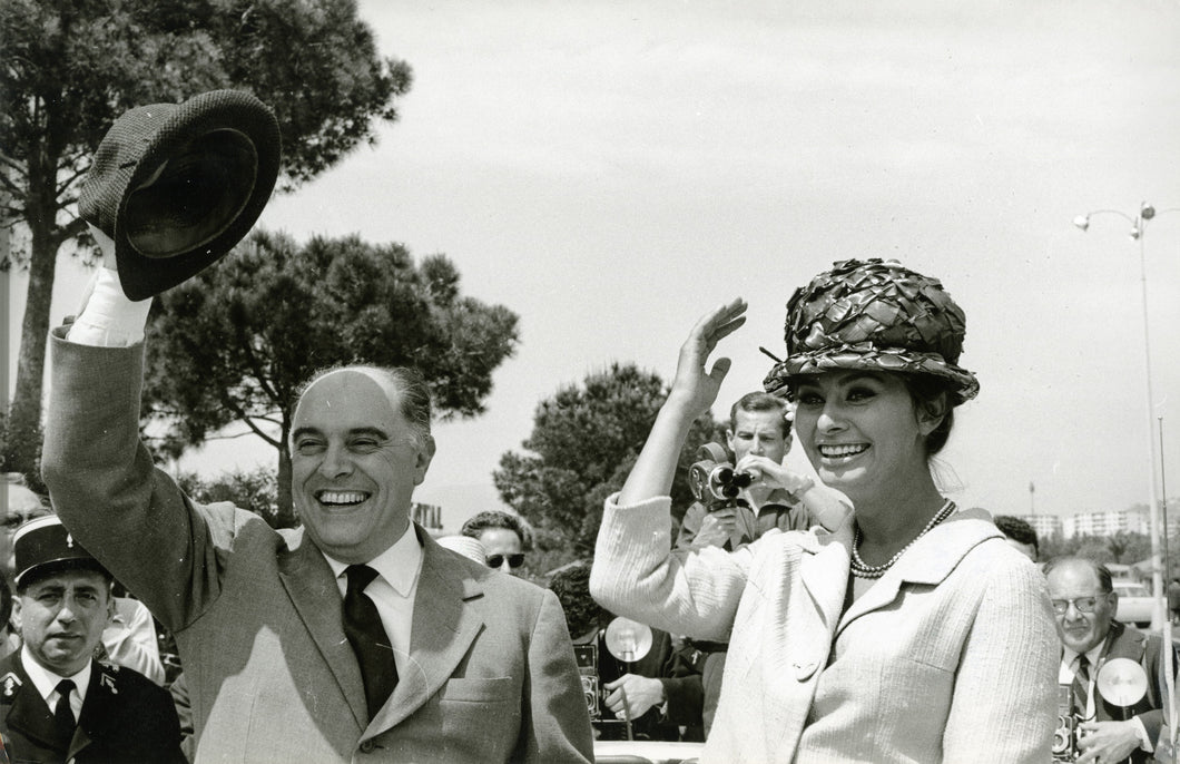 Sophia Loren und Carlo Ponti, Cannes Festival, Frankreich, 1961 | Foto: André Sartres (1911–2010, FR) | OstLicht Vintage Photo Sale