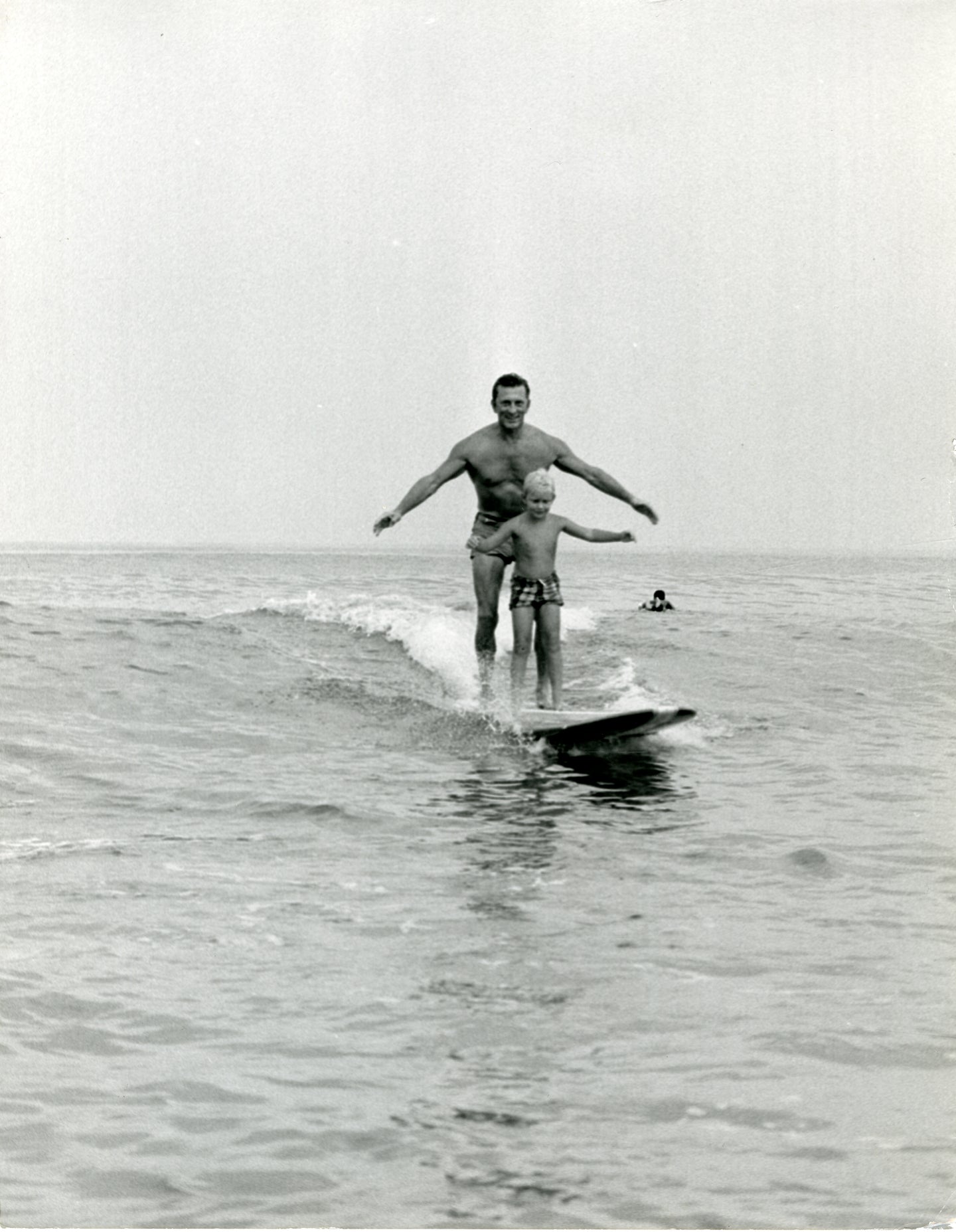 Kirk Douglas und Sohn auf einem Surfbrett | Foto: Lothar Winkler (1927–2000, DE) | OstLicht Vintage Photo Sale