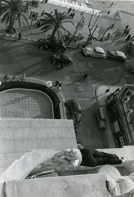 Kim Novak am Balkon, Cannes Festival, Frankreich, 1956 | Foto: Jack Garofalo (1923–2004, FR), Michou Simon (1931–2002, FR) | OstLicht Vintage Photo Sale