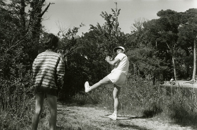 Gene Kelly beim Football spielen mit seinem Sohn, Cannes Festival, Frankreich, 1955 | Foto: Jack Garofalo (1923–2004, FR), Michou Simon (1931–2002, FR) | OstLicht Vintage Photo Sale