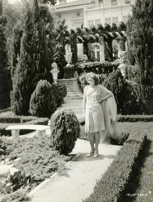 Greta Garbo im Garten ihres Hollywood Anwesen | OstLicht Vintage Photo Sale