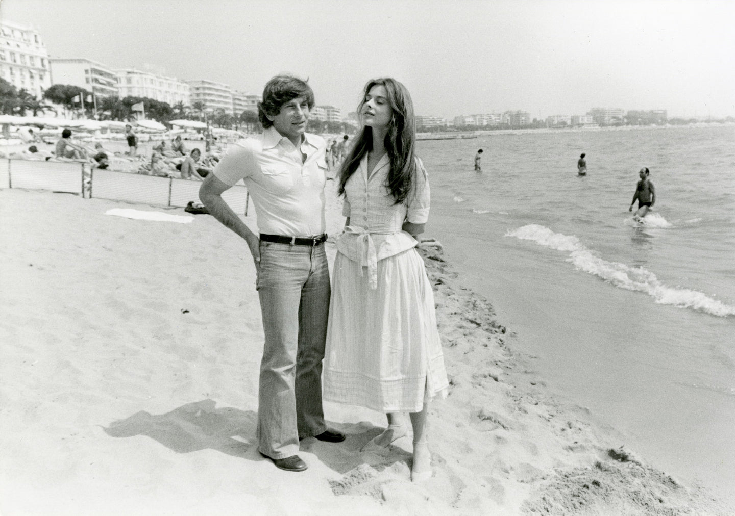 Roman Polanski und Nastassja Kinski am Strand, Cannes Festival, Frankreich, 1979 | OstLicht Vintage Photo Sale
