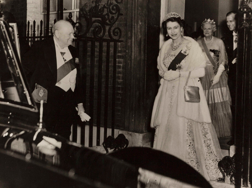 Winston Churchill hält der Queen nach ihrem Besuch in Downing 10 die Tür auf, London, 5. April 1955 | OstLicht Vintage Photo Sale
