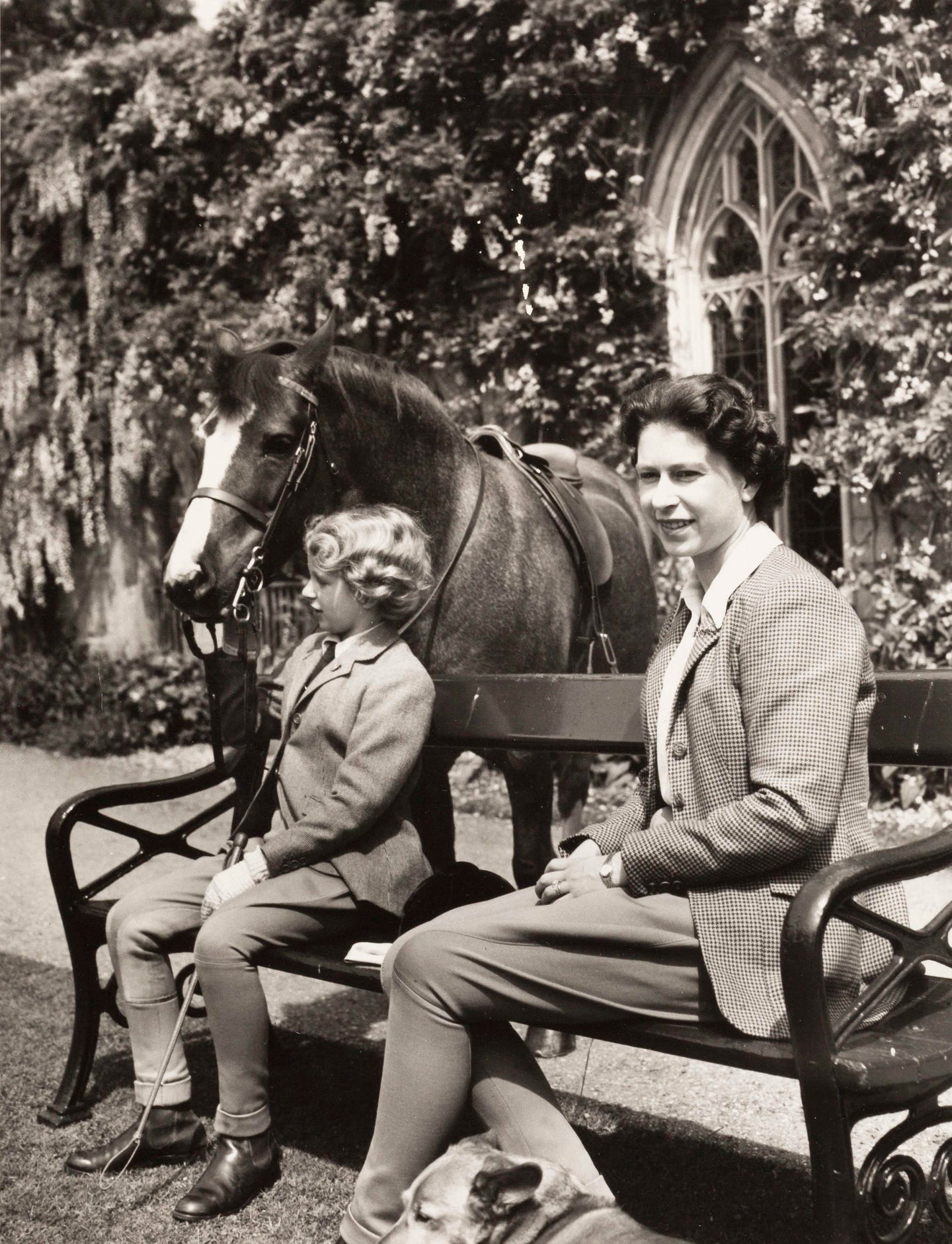 Queen Elizabeth II. und Princess Anne mit dem Welshpony 
