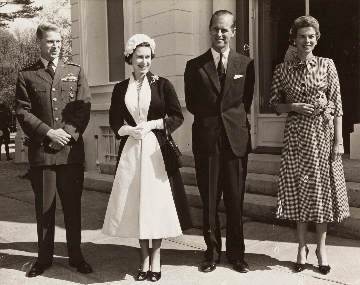 Queen Elizabeth II. und Prince Philip visiting the Supreme Allied Commander Europe and Mrs Norstad, Frankreich, Marnes-la-Coquette, April 1957 | OstLicht Vintage Photo Sale