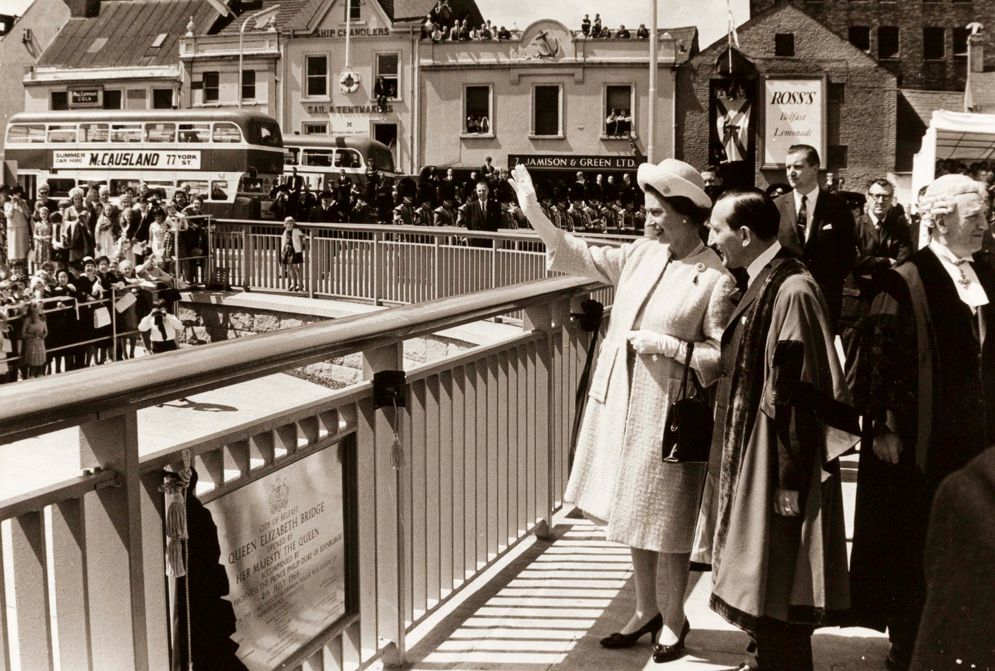 Queen Elizabeth II. eröffnet eine nach ihr benannte Brücke in Belfast, Nordirland, 1966 | OstLicht Vintage Photo Sale
