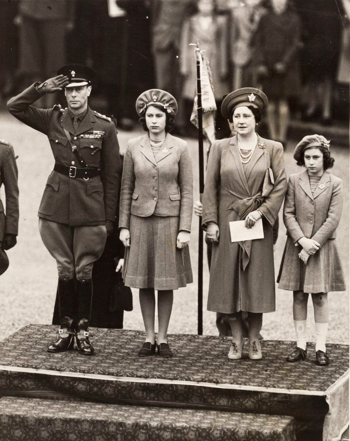 Princess Elizabeth an ihrem 16. Geburtstag zwischen König Georg VI. und Königin Elizabeth, und ihrer Schwester Princess Margaret, London, 21. April 1942 | OstLicht Vintage Photo Sale