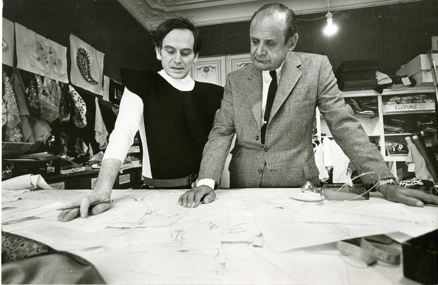 Günther Oppenheim bespricht mit Pierre Cardin die Entwürfe für Amerika, 30. Jänner 1969 | Foto: Jean-Claude Sauer (1935–2012, FR) | OstLicht Vintage Photo Sale