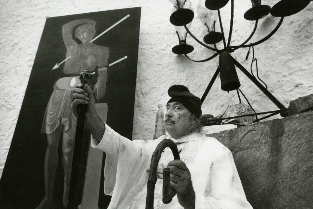 Salvador Dalí in seinem Zuhause in Cadaquès, Spanien, Katalonien, September 1977 | Foto: Benjamin Auger (1942–2002, FR) | OstLicht Vintage Photo Sale
