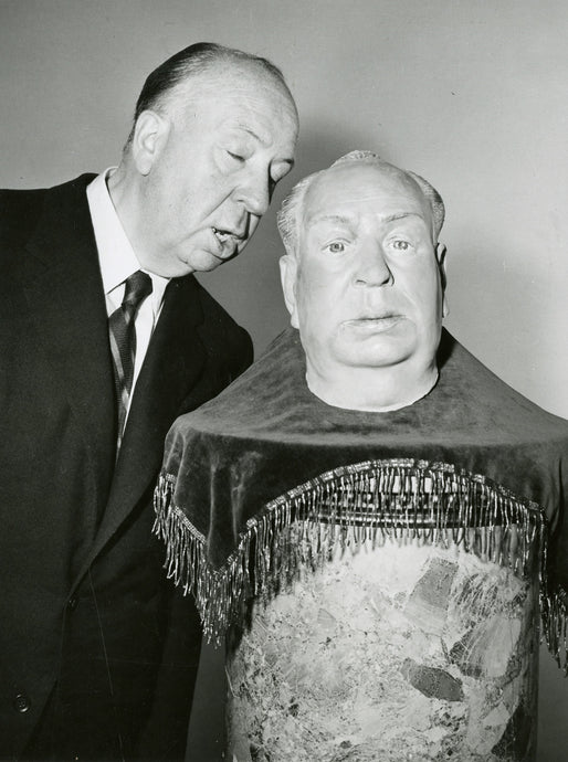 Alfred Hitchcock mit Porträtbüste | OstLicht Vintage Photo Sale