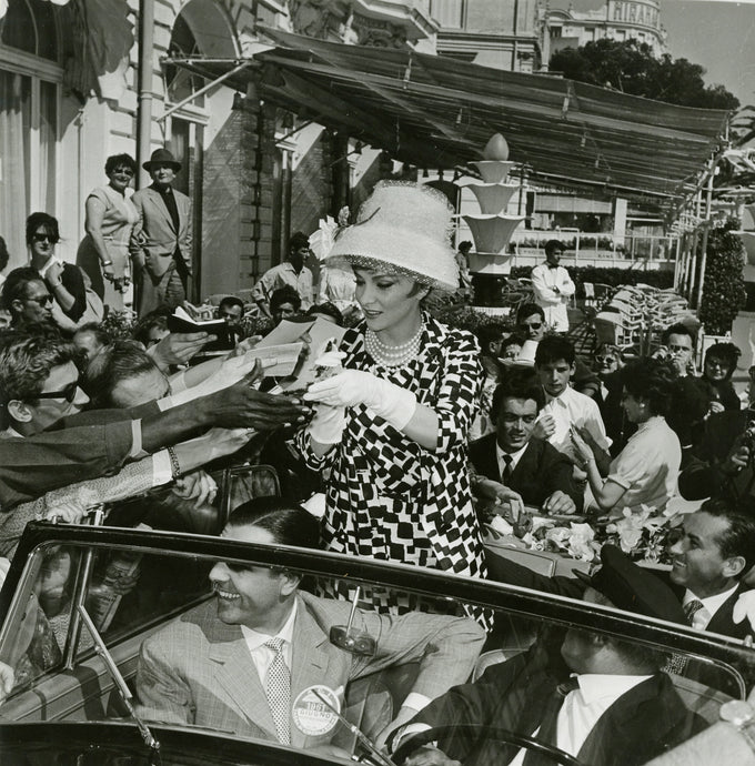 Gina Lollobrigida verteilt Autogramme, Cannes Film Festival, 1961 | Foto: Pierre Manciet (FR) | OstLicht Vintage Photo Sale