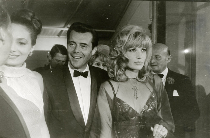 Monica Vitti mit Dirk Bogarde, ihrem Co-Star in »Modesty Blaise«, Cannes Film Festival, 1966 | OstLicht Vintage Photo Sale