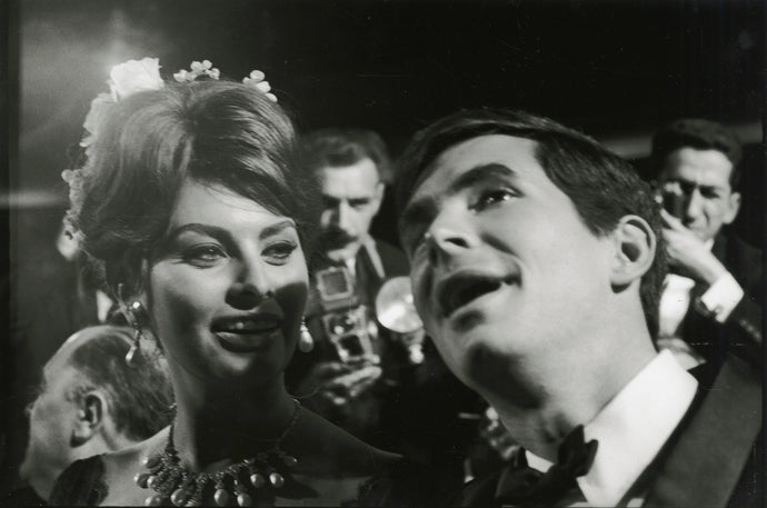 Sophia Loren & Anthony Perkins, 1961 | Foto: François Gragnon (1929–2018, FR) | OstLicht Vintage Photo Sale