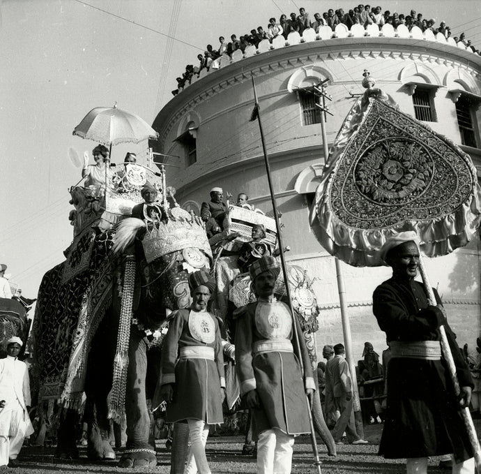 Queen Elizabeth, Indien, 1961 | OstLicht Vintage Photo Sale