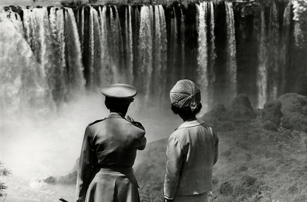 Queen Elizabeth & Haile Selassie, Tisissat-Wasserfälle, Äthiopie, 1965 | OstLicht Vintage Photo Sale