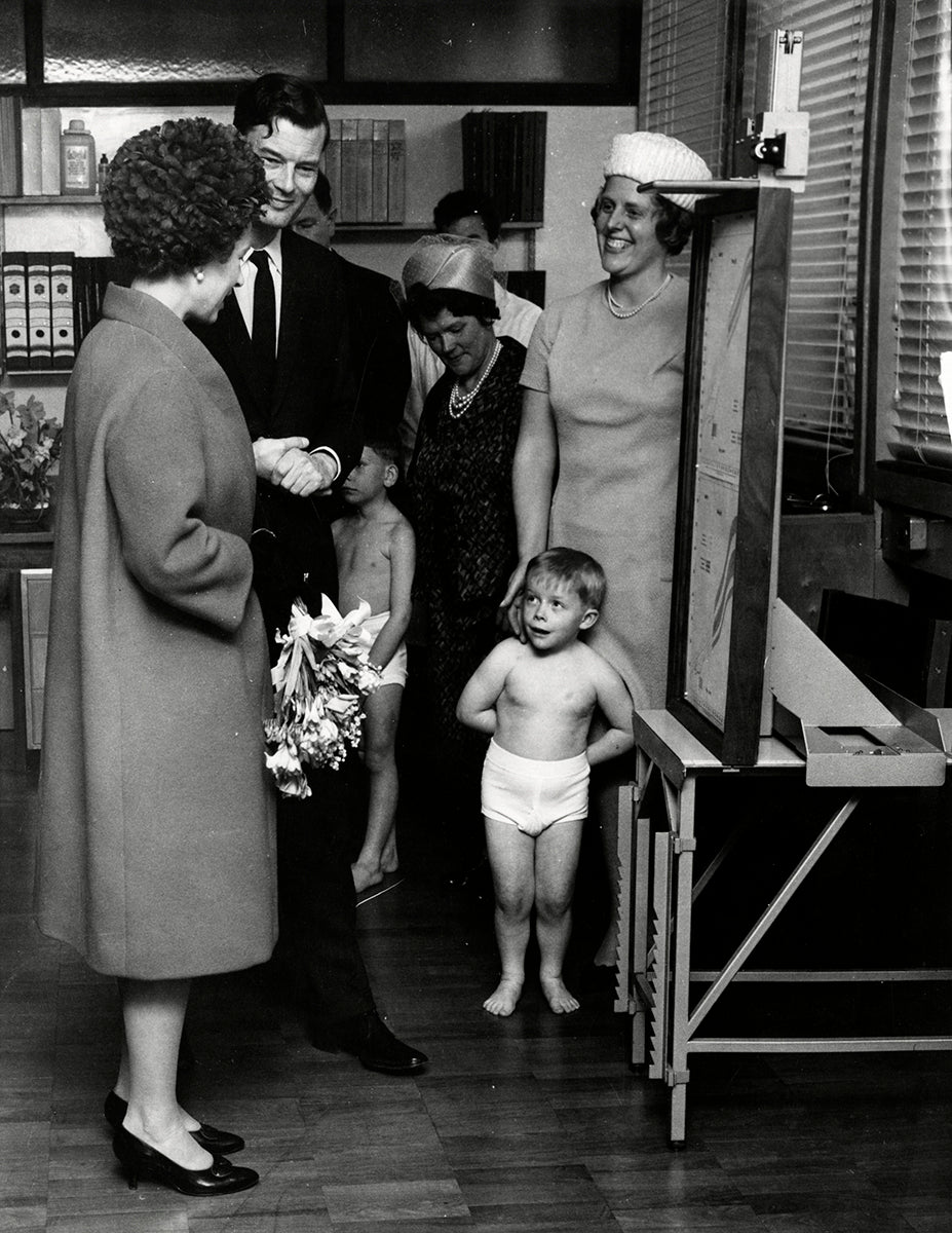 Queen Elizabeth besucht ein Kinderkrankenhaus, London, 1966 | OstLicht Vintage Photo Sale