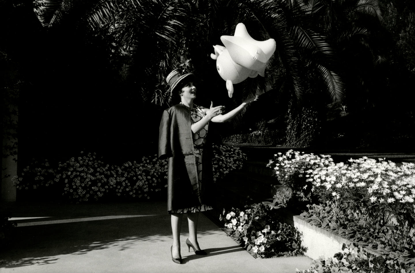 Gina Lollobrigida im Park der Villa Yakimour, Cannes Film Festival, 1960 | Foto: François Gragnon | OstLicht Vintage Photo Sale