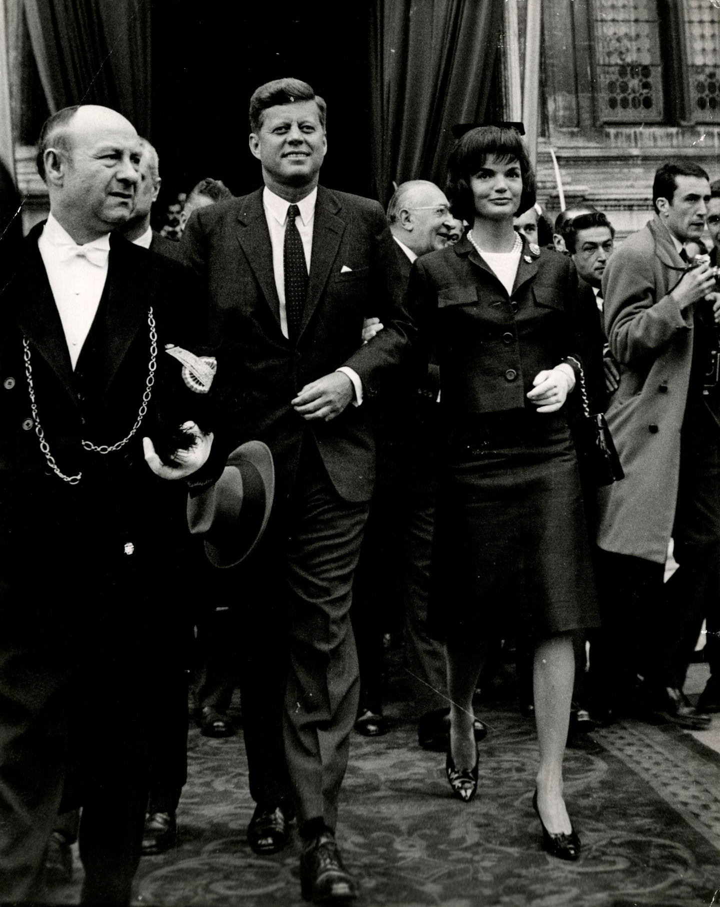 John F. & Jackie Kennedy im Rathaus, Paris, 1961 | Foto: René Vital | OstLicht Vintage Photo Sale