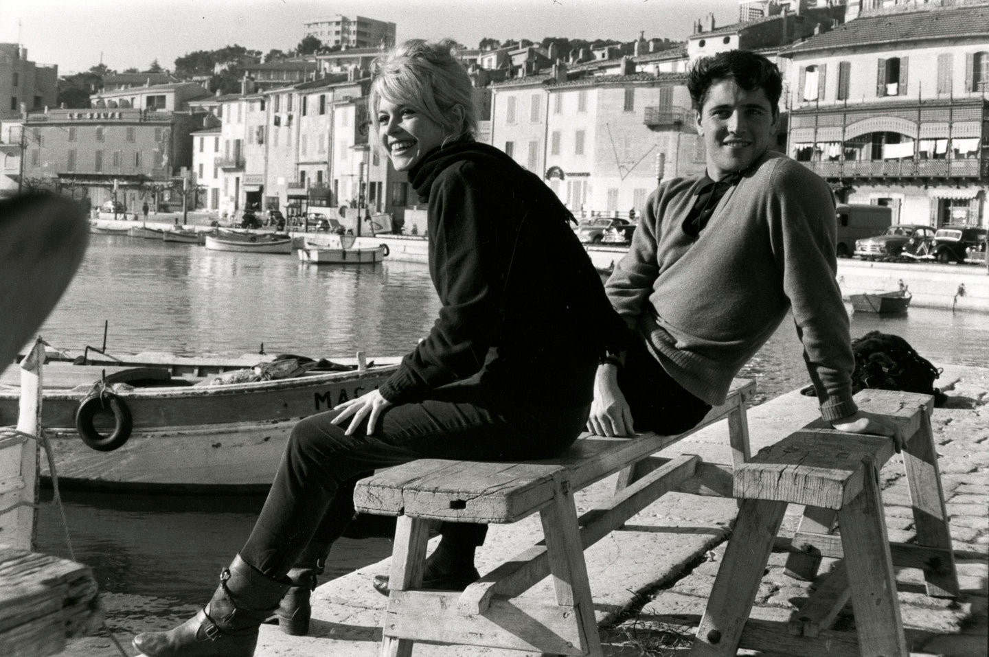 Brigitte Bardot & Sacha Distel am Hafen von Cassis, 3. Jänner 1959 | Foto: Georges Menager | OstLicht Vintage Photo Sale