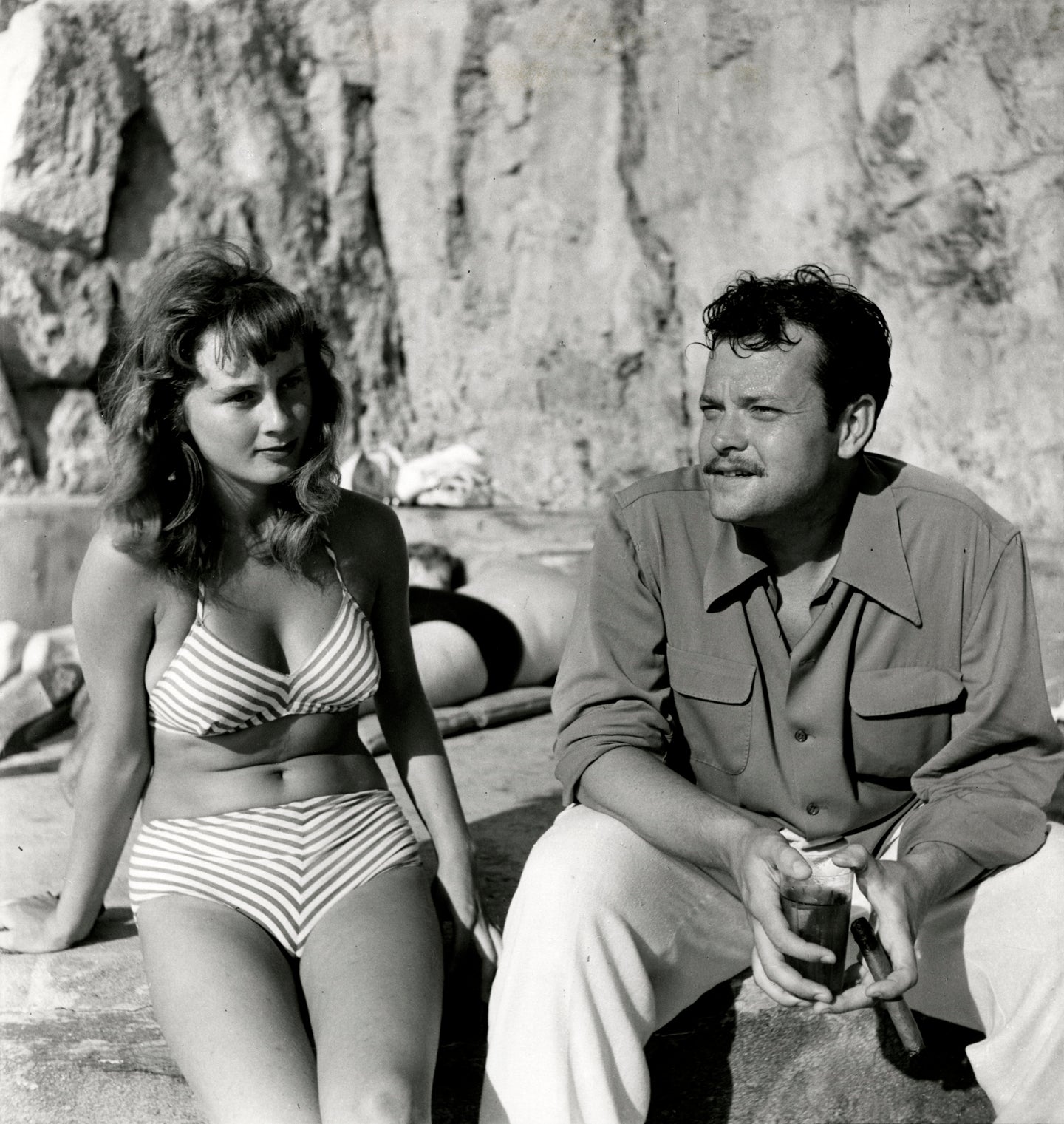Orson Welles & Begleitung am Strand, 1. Cannes Film Festival, 1946 | OstLicht Vintage Photo Sale