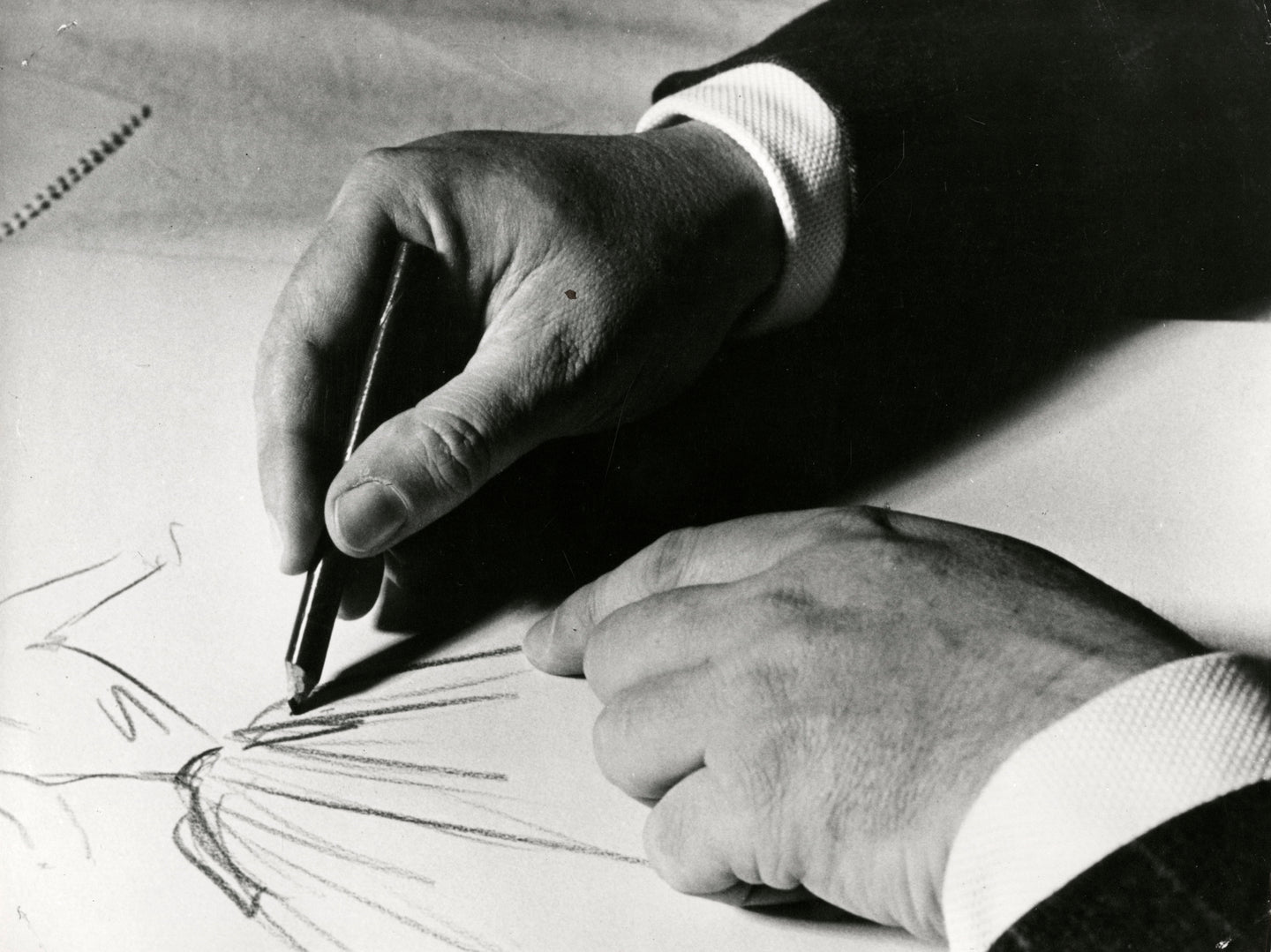 Christian Dior zeichnet Entwurf, 1950er Jahre | Foto: Émile Savitry | OstLicht Vintage Photo Sale