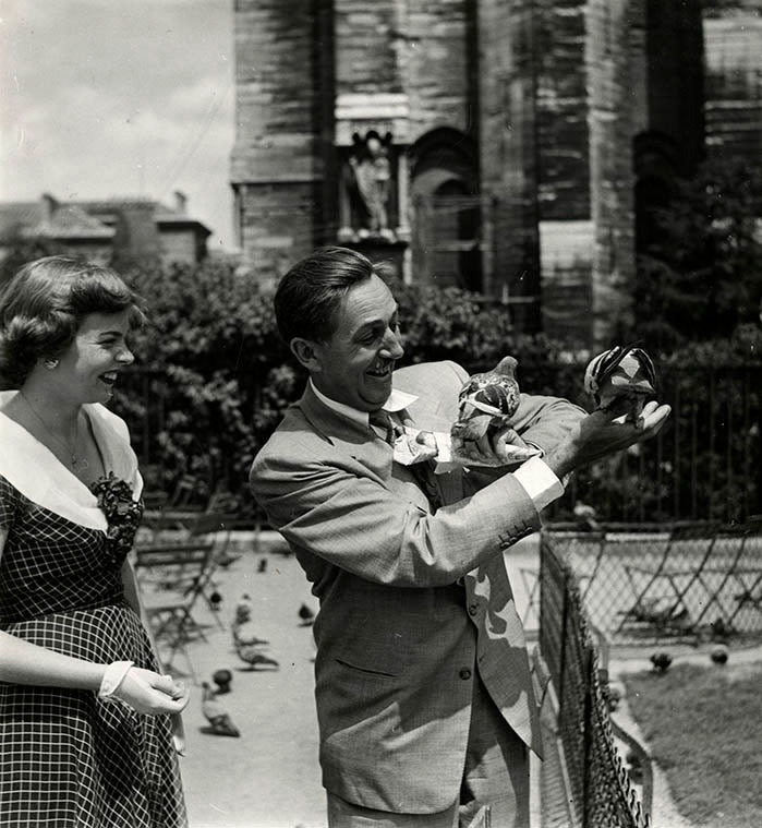 Walt Disney mit seiner Tochter Sharon, Paris, 1951 | Foto: Daniel Filipacchi | OstLicht Vintage Photo Sale