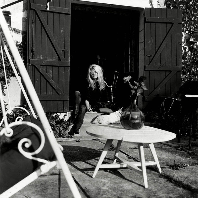 Brigitte Bardot in ihrem Landhaus, ca. 1963 | Foto: Ghislain Dussart | OstLicht Vintage Photo Sale